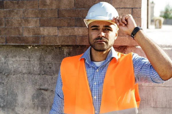Retrato de jovem engenheiro de construção vestindo chapéu duro — Fotografia de Stock