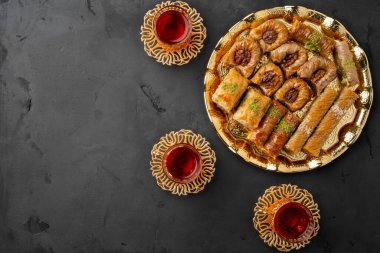 Siyah zemin üzerinde geleneksel gözlüklü Türk çayı