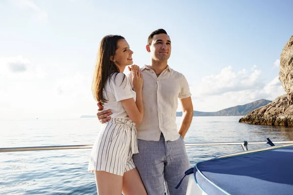 Happy couple on a yacht in summer on romantic vacation — Stock Photo, Image