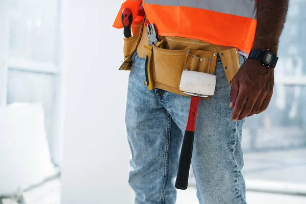 Närbild av oigenkännlig man förman i arbetskläder på byggarbetsplatsen — Stockfoto