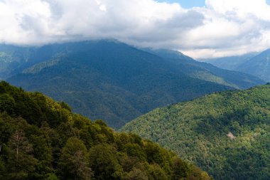 Manzaralı yeşil dağlar ve arka plan için güzel gökyüzü bulutları