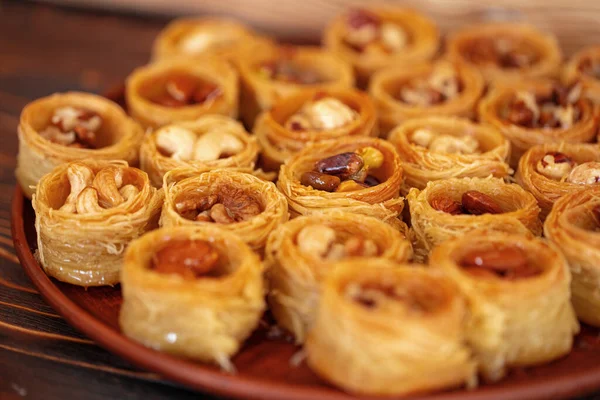 Türkisches Baklava-Dessert mit Honig, Nahaufnahme — Stockfoto