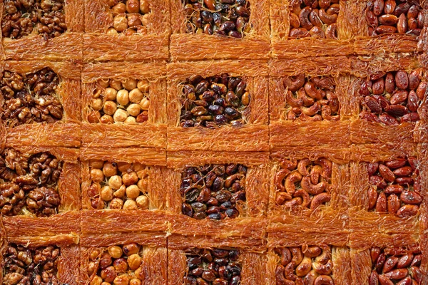 Close-up van Turkse Baklava dessert met honing en noten — Stockfoto