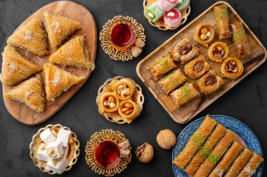 Siyah zemin üzerinde geleneksel gözlüklü Türk çayı