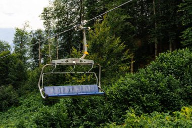 Yaz zamanı kayak merkezinde teleferik.