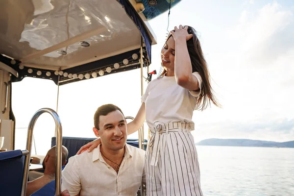 Amante casal passar o tempo em um iate no mar — Fotografia de Stock