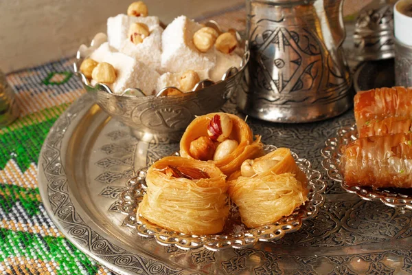 Geleneksel Arap tatlı baklavası ve bir fincan Türk kahvesi.