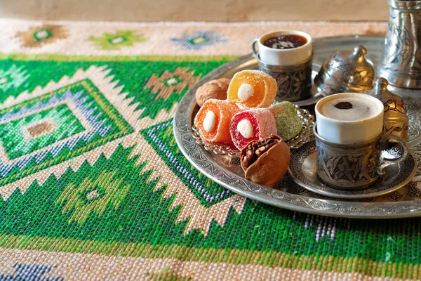 Türkischer Kaffee serviert mit Turkish Delight auf Metalltablett — Stockfoto
