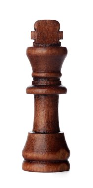 Tahta satranç taşları beyaz üzerine izole edilmiş.