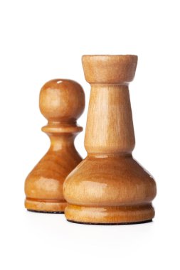 Tahta satranç taşları beyaz üzerine izole edilmiş.