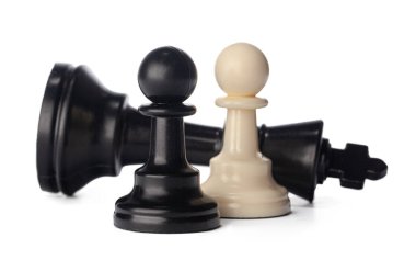 Beyaz arkaplanda siyah beyaz satranç taşları