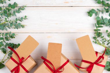 Ahşap arka planda küçük hediyeli boş Xmas istek listesi