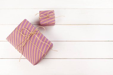 Bağlı yaylar hediye kutuları beyaz ahşap arkaplan, üst görünüm