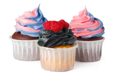 Beyaz üzerine krema soslu üç lezzetli kek.