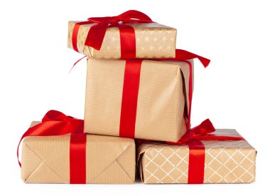 Beyaz arka planda izole edilmiş el sanatları kağıdındaki hediye kutuları grubu