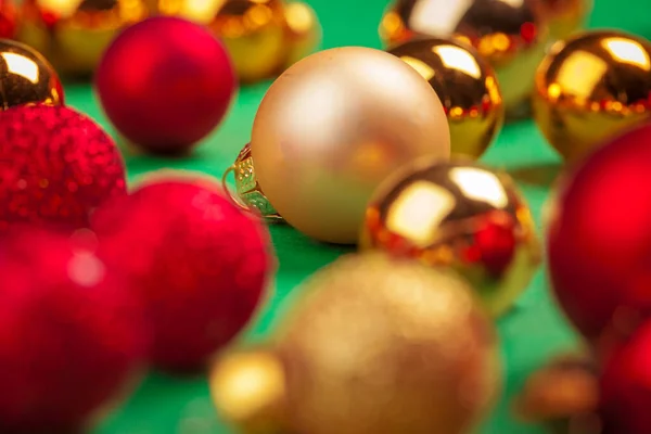 Kleine glanzende kerstballen achtergrond. Kerstdecor — Stockfoto