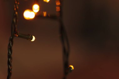 Soyut Noel ışıkları koyu arkaplanda çelenk