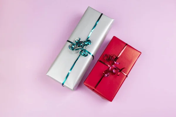 Top view of a decorated present with a bow on pink background — Stock Photo, Image