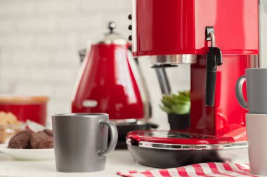 Modern mutfak arka planında bir fincan çay veya kahve.