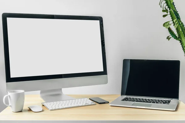 Számítógép monitor mockup fehér képernyő az irodai asztalon kellékek — Stock Fotó