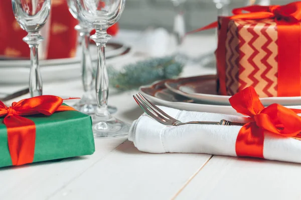装飾が閉じられた美しい赤いクリスマステーブルの設定 — ストック写真