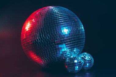 Büyük disko topu koyu arkaplanı kapatıyor