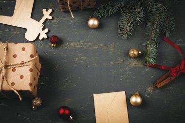 Noel süsleriyle çevrili karşılama mektubu, zarf ve tüy.