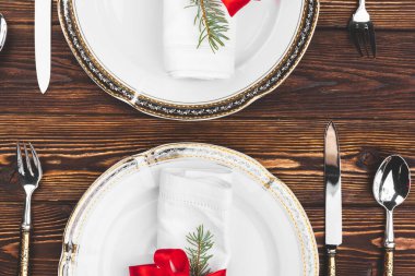 Kahverengi ahşap masa ve güzel bir Noel masası