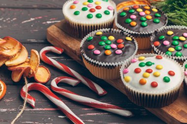 Geleneksel Noel tatlılarının güzel Noel kompozisyonu