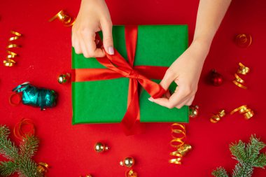 Noel tatiline hazırlanıyor, elinde bir hediye olan kadın.