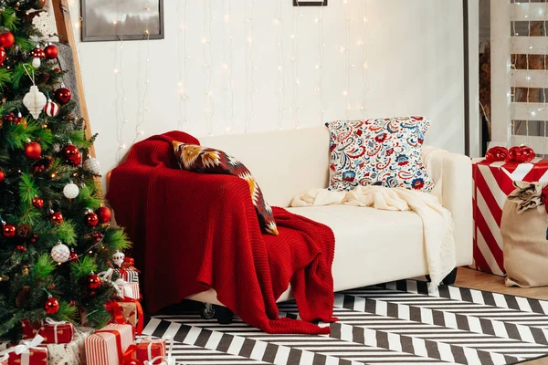 나무와 하얀 소파로 아름답게 장식 된 크리스마스 룸 — 스톡 사진