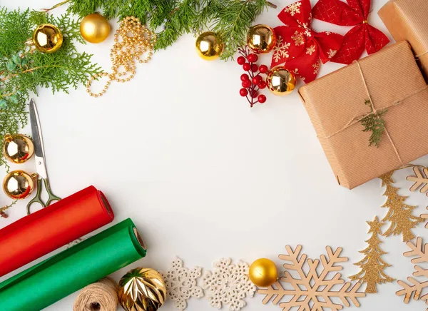 Akcesoria do prezentów świątecznych dekorowanie na białym tle, widok z góry, przestrzeń do kopiowania — Zdjęcie stockowe