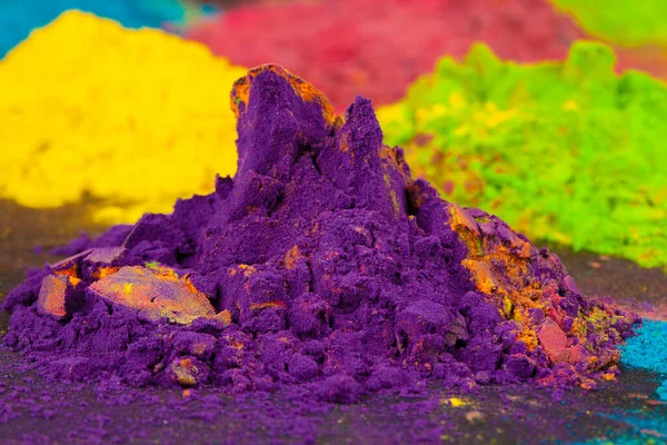 Un mazzo di colori disposti su fondo di legno da vicino — Foto Stock