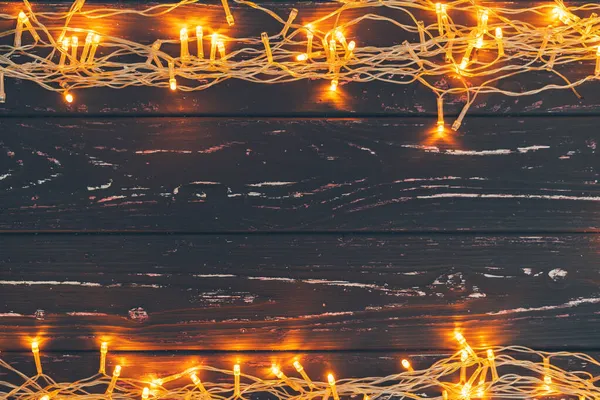 Guirnalda de Navidad sobre fondo de madera con espacio para copiar —  Fotos de Stock