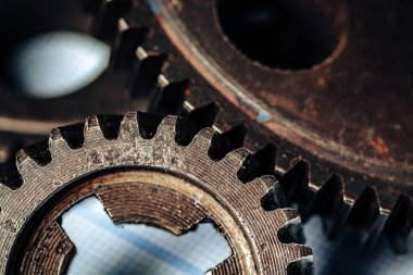 Eski paslı araba parçalarını koyu arkaplanda kapat