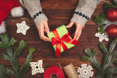 Noel hazırlıkları konsepti. Kadın hediyeleri paketliyor.