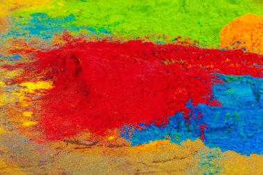 Ahşap arka planda bir sürü renk var. Yakın plan.