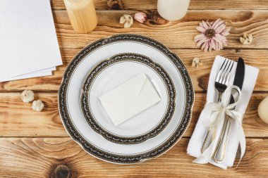 Yukarıdan ahşap masada güzel bir masa.