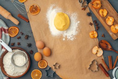 Kadınların elleri kurabiyelere hamur hazırlıyor.