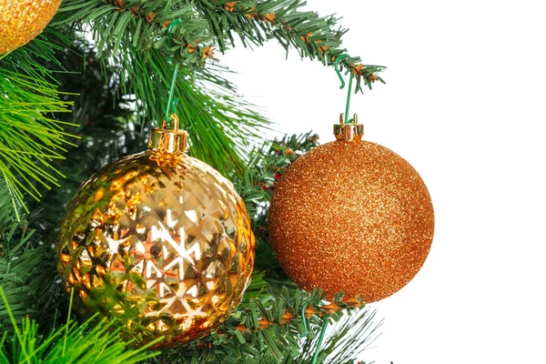 Spar takken met gouden kerstballen tegen witte achtergrond — Stockfoto