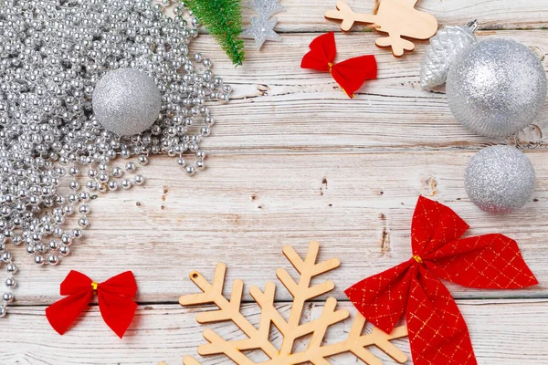 Natal decorações de férias flatlay no fundo de madeira leve — Fotografia de Stock