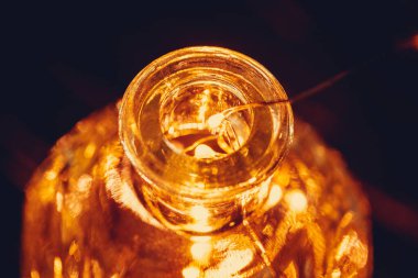 Noel ışıkları. Çelengi karanlığa koyun. Kapatın.