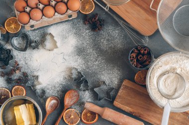 Noel kurabiyeleri için hamur pişirme süreci