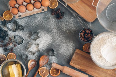 Noel kurabiyeleri için hamur pişirme süreci