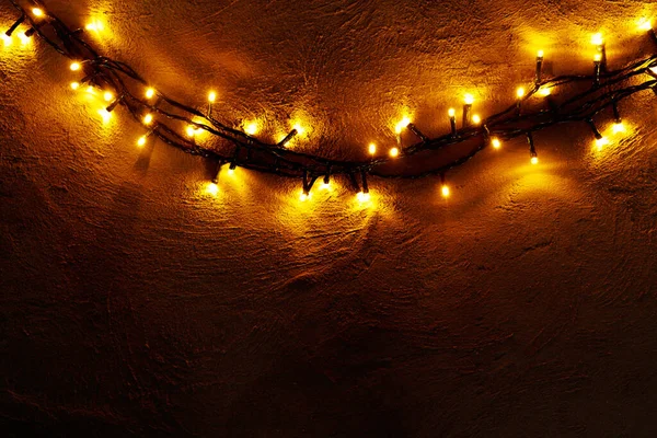 Abstrakcyjne lampki świąteczne girlanda na ciemnym tle — Zdjęcie stockowe