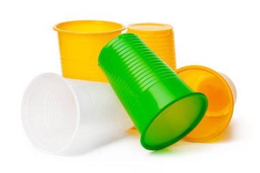 Beyaz üzerine izole içecekler için plastik bardak yakın