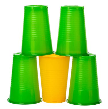 Beyaz izole içecekler için renkli tek kullanımlık bardaklar