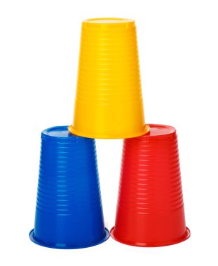 Beyaz arka planda izole edilmiş renkli plastik bardaklar