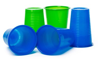 Beyaz izole içecekler için renkli tek kullanımlık bardaklar