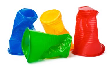 Beyaz arka plan üzerinde izole buruşturulmuş plastik bardak